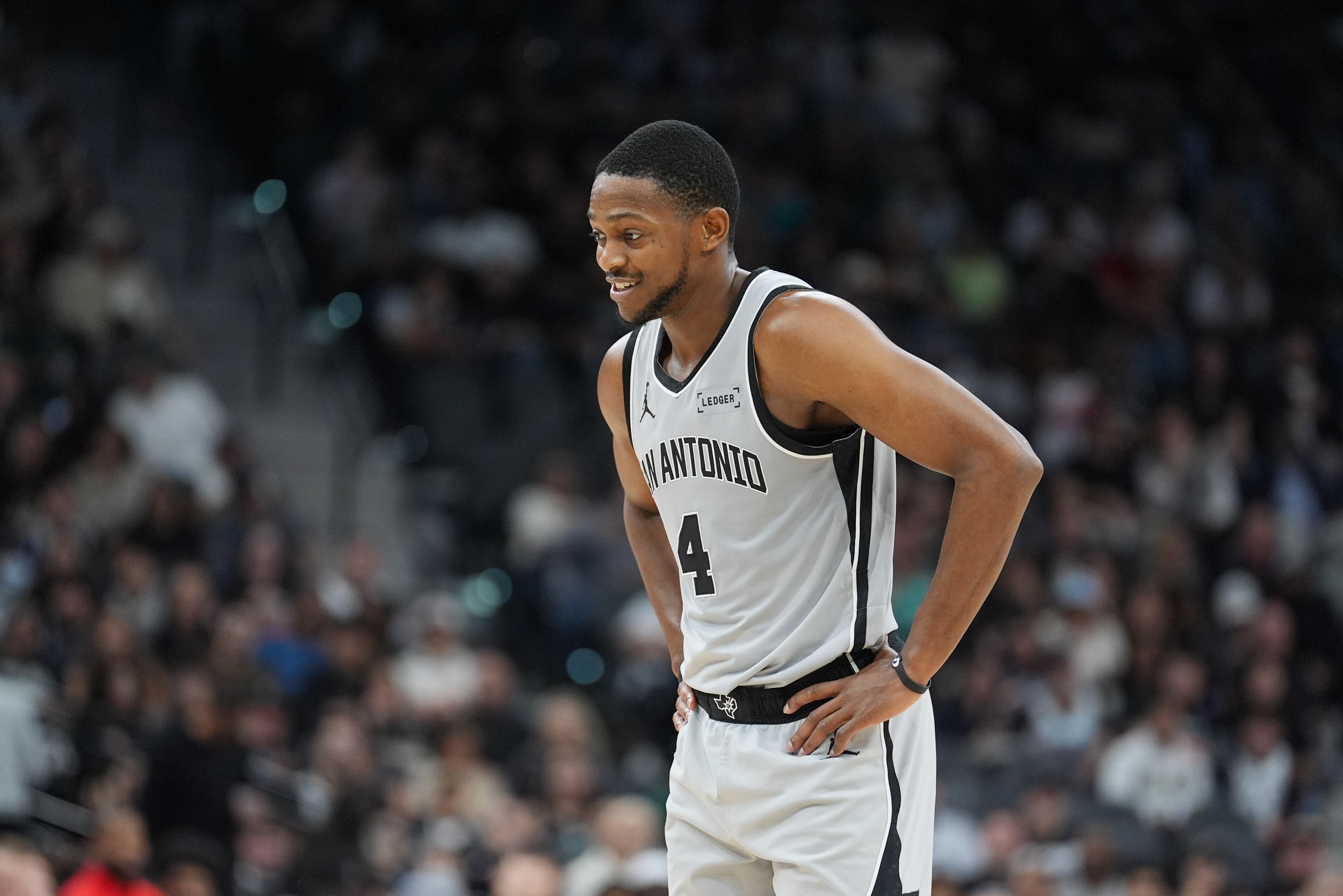 今天不太行!福克斯9投5中&罚球2中2得14分5板5助1断 正负值-12